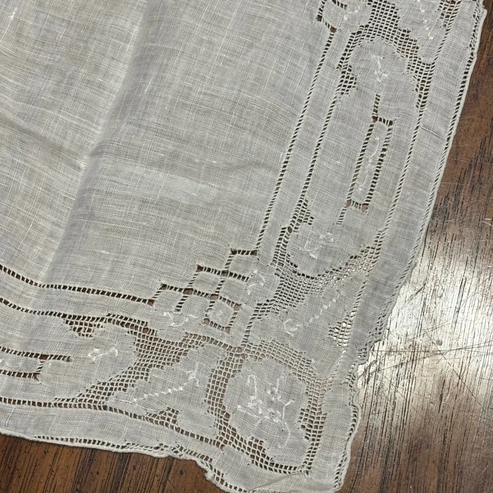 Vintage Off White Floral Hand Embroidered Lace Linen Handkerchief 10in Square